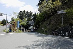 県道389号と天竜スーパー林道が交差する山住峠