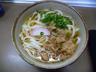 鳥栖駅6番ホームでかしわうどん
