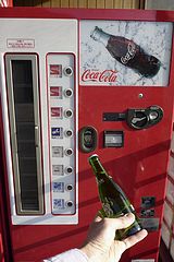 上呂駅近くの瓶コーラ自販機