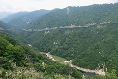 急峻すぎる湖岸道路