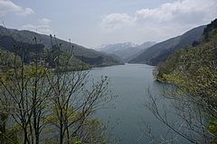 刀利ダム湖と白山山系